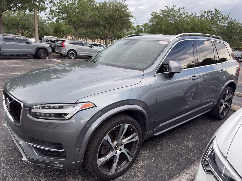 2018 Bright Silver Metallic Volvo XC90 Momentum FWD SUV
