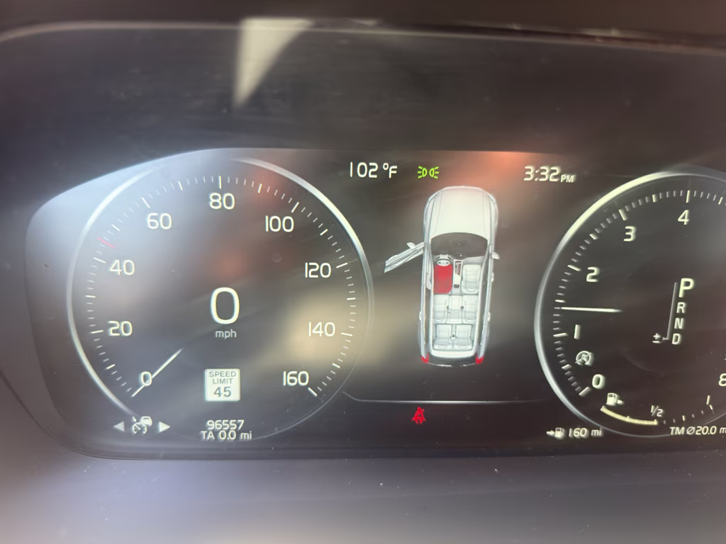 2018 Bright Silver Metallic Volvo XC90 Momentum FWD SUV