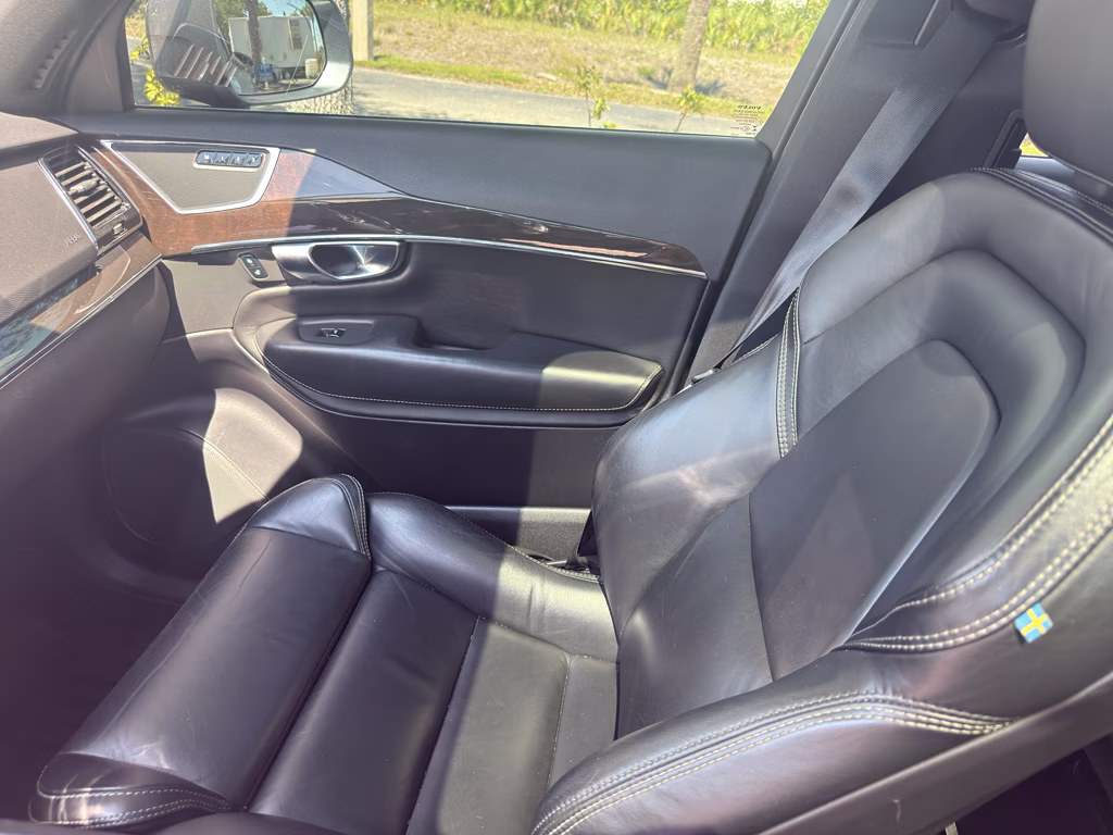 2018 Bright Silver Metallic Volvo XC90 Momentum FWD SUV