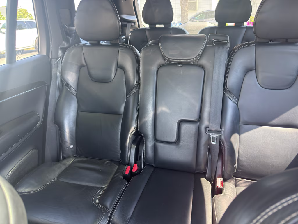 2018 Bright Silver Metallic Volvo XC90 Momentum FWD SUV