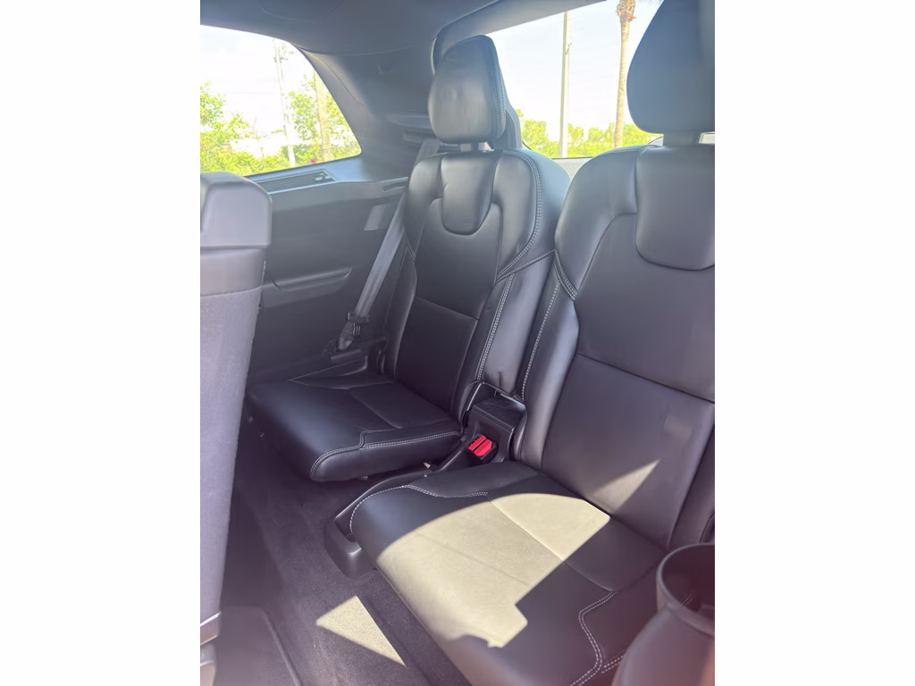 2018 Bright Silver Metallic Volvo XC90 Momentum FWD SUV