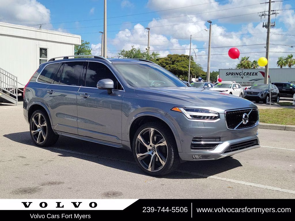2018 Bright Silver Metallic Volvo XC90 Momentum FWD SUV