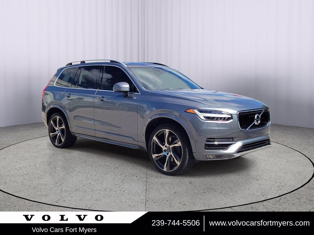 2018 Bright Silver Metallic Volvo XC90 Momentum FWD SUV