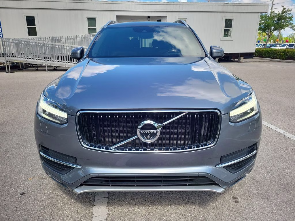 2018 Bright Silver Metallic Volvo XC90 Momentum FWD SUV
