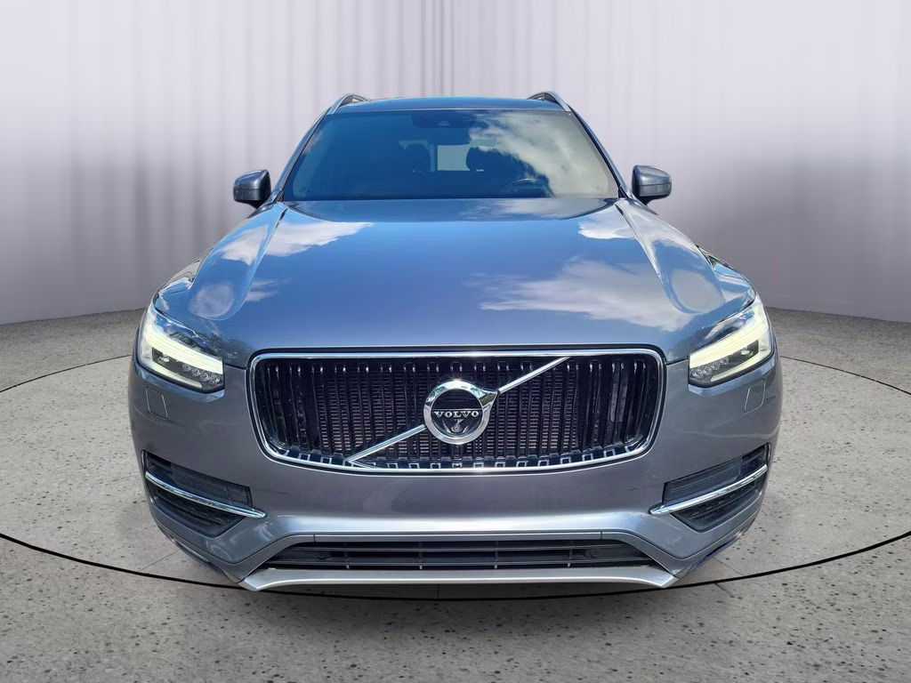 2018 Bright Silver Metallic Volvo XC90 Momentum FWD SUV