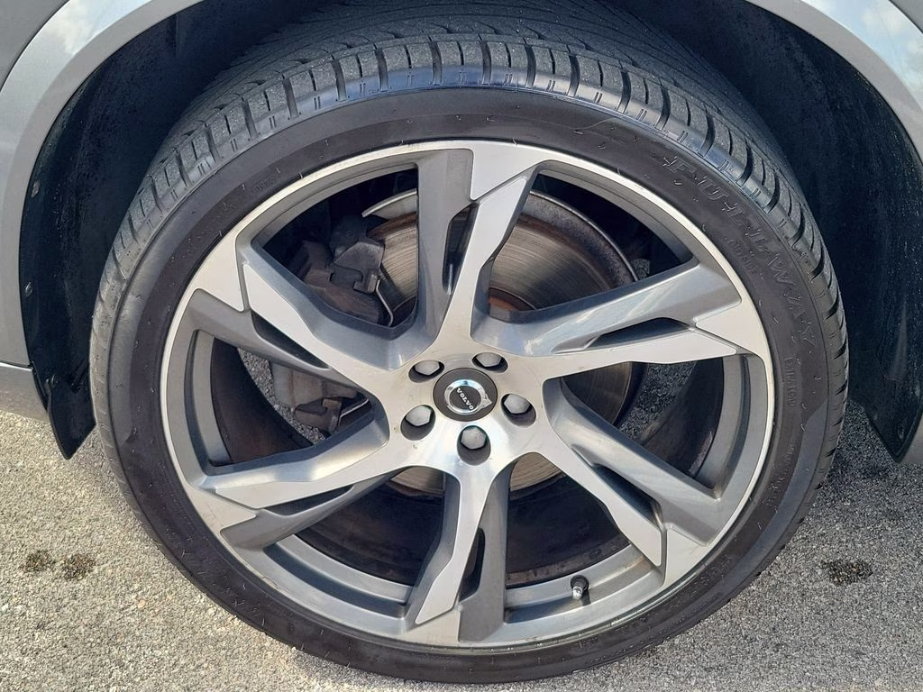 2018 Bright Silver Metallic Volvo XC90 Momentum FWD SUV