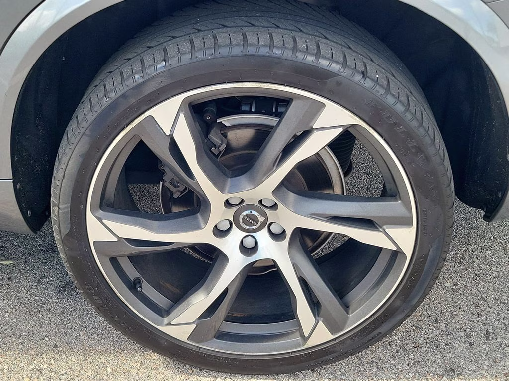 2018 Bright Silver Metallic Volvo XC90 Momentum FWD SUV