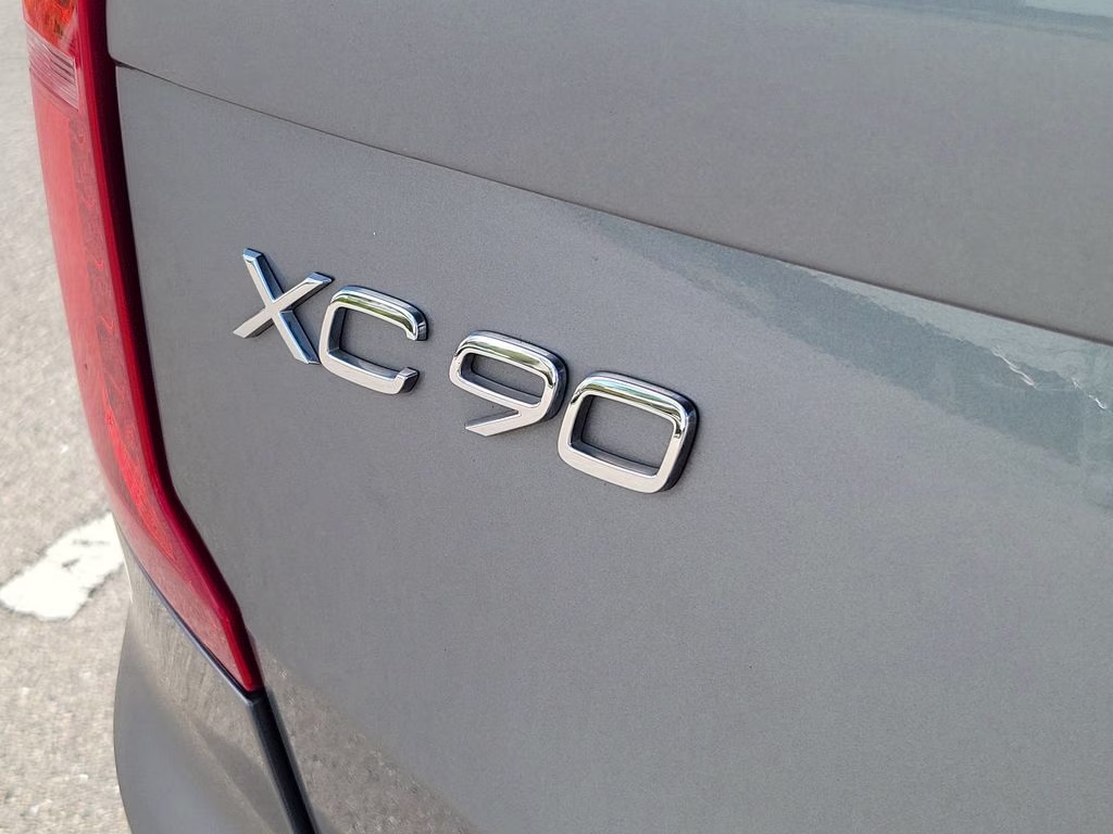 2018 Bright Silver Metallic Volvo XC90 Momentum FWD SUV