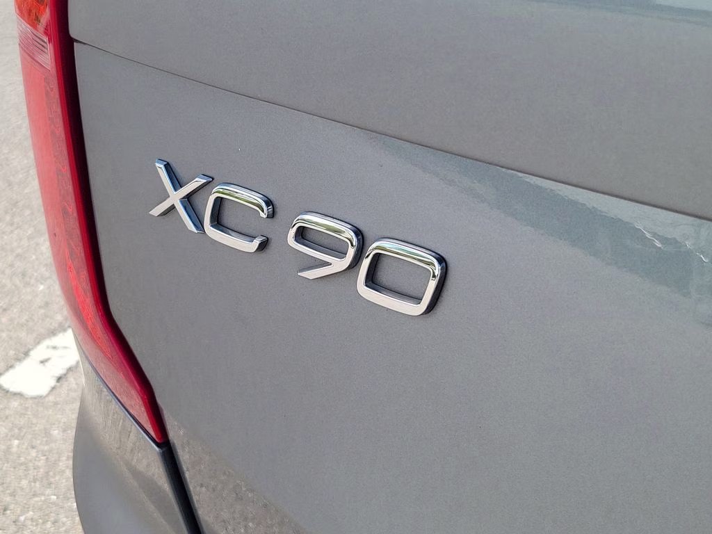 2018 Bright Silver Metallic Volvo XC90 Momentum FWD SUV