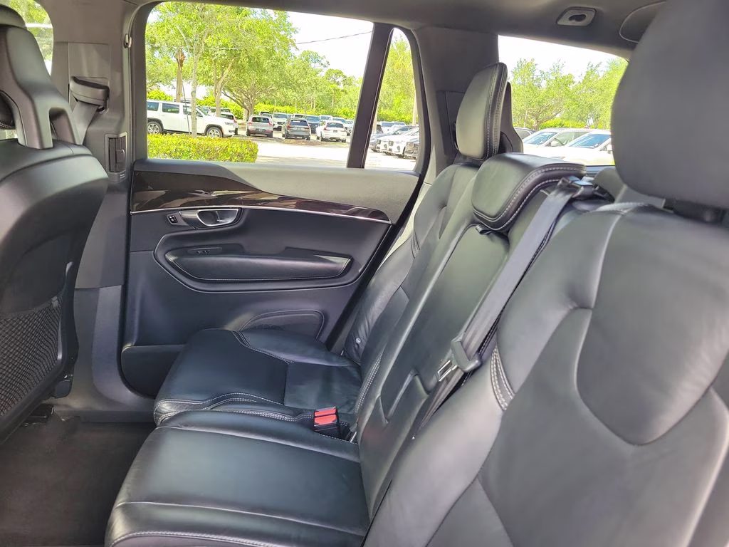 2018 Bright Silver Metallic Volvo XC90 Momentum FWD SUV