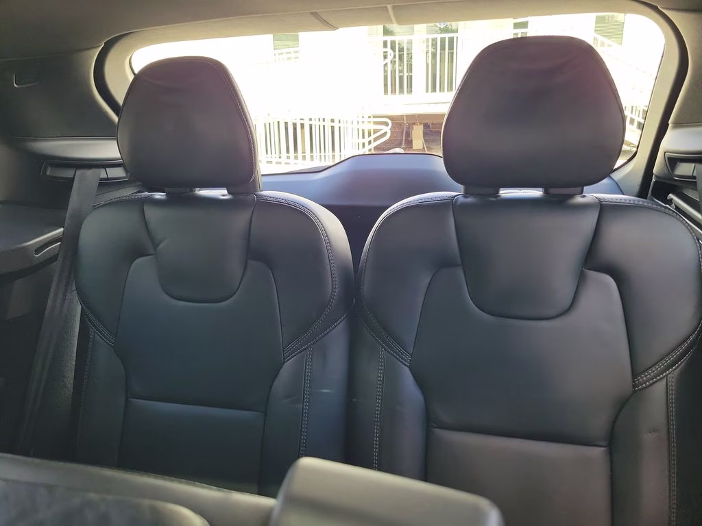 2018 Bright Silver Metallic Volvo XC90 Momentum FWD SUV