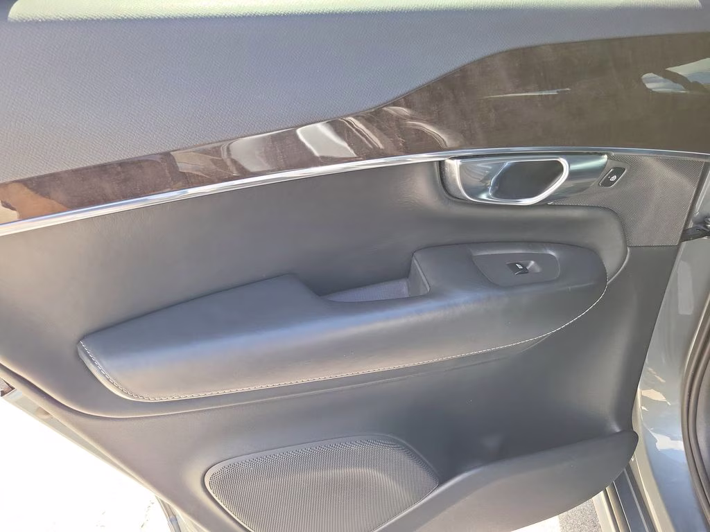 2018 Bright Silver Metallic Volvo XC90 Momentum FWD SUV