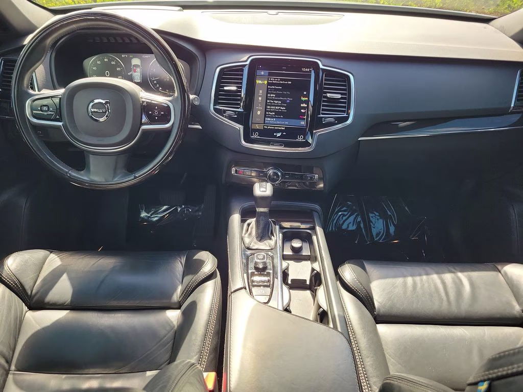 2018 Bright Silver Metallic Volvo XC90 Momentum FWD SUV