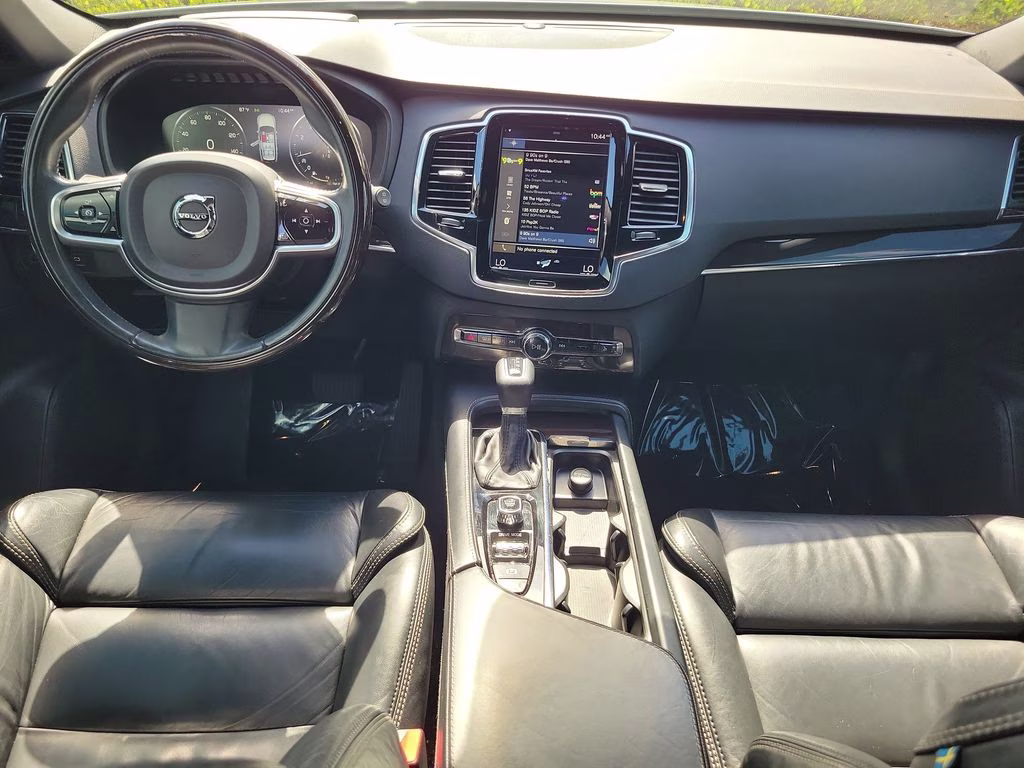 2018 Bright Silver Metallic Volvo XC90 Momentum FWD SUV
