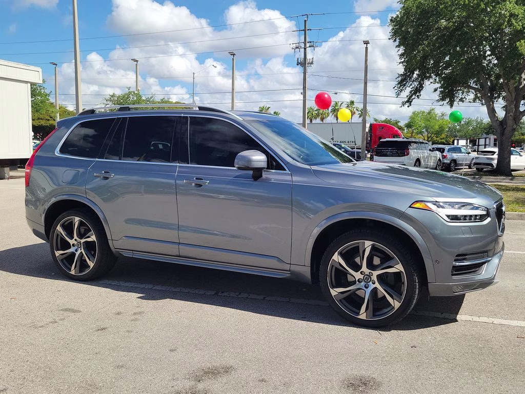 2018 Bright Silver Metallic Volvo XC90 Momentum FWD SUV
