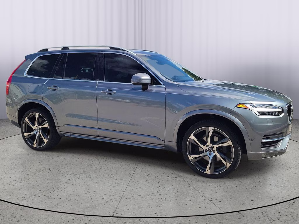 2018 Bright Silver Metallic Volvo XC90 Momentum FWD SUV