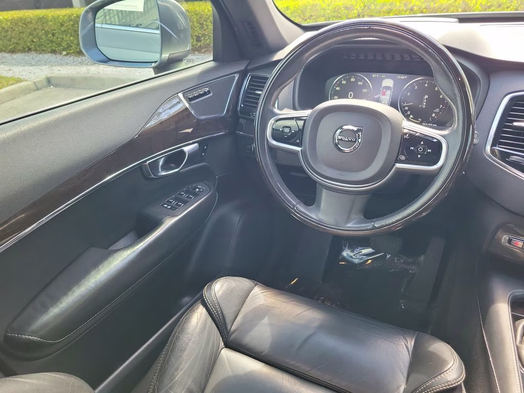 2018 Bright Silver Metallic Volvo XC90 Momentum FWD SUV