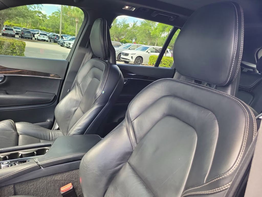 2018 Bright Silver Metallic Volvo XC90 Momentum FWD SUV