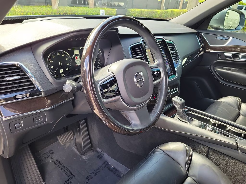 2018 Bright Silver Metallic Volvo XC90 Momentum FWD SUV