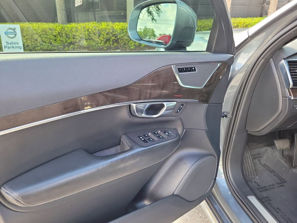 2018 Bright Silver Metallic Volvo XC90 Momentum FWD SUV
