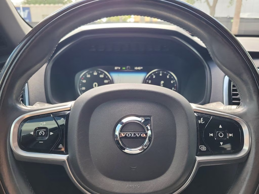 2018 Bright Silver Metallic Volvo XC90 Momentum FWD SUV