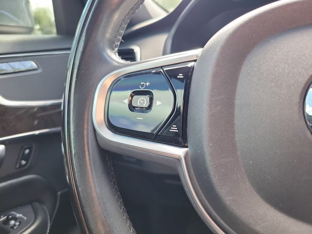 2018 Bright Silver Metallic Volvo XC90 Momentum FWD SUV