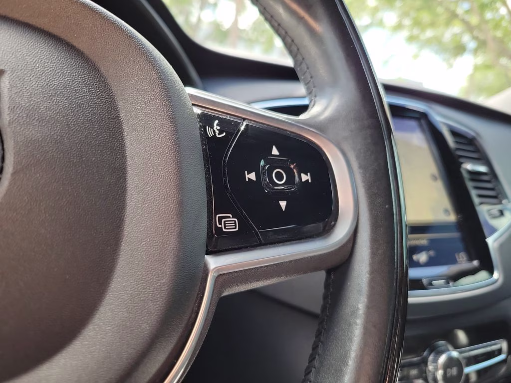 2018 Bright Silver Metallic Volvo XC90 Momentum FWD SUV