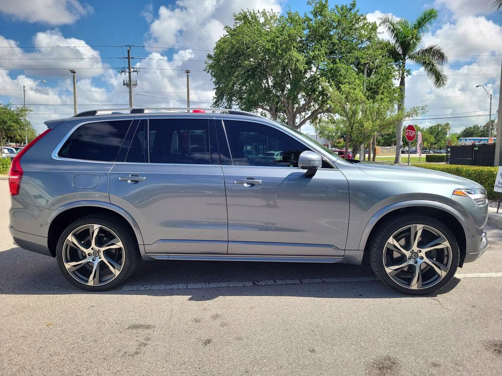 2018 Bright Silver Metallic Volvo XC90 Momentum FWD SUV