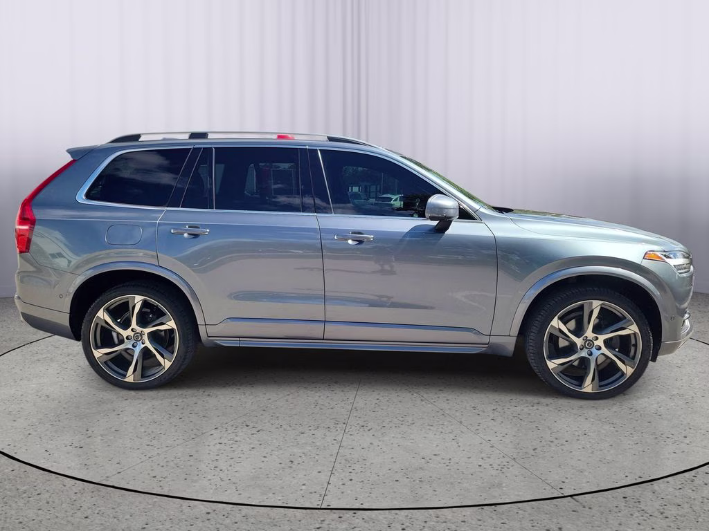2018 Bright Silver Metallic Volvo XC90 Momentum FWD SUV