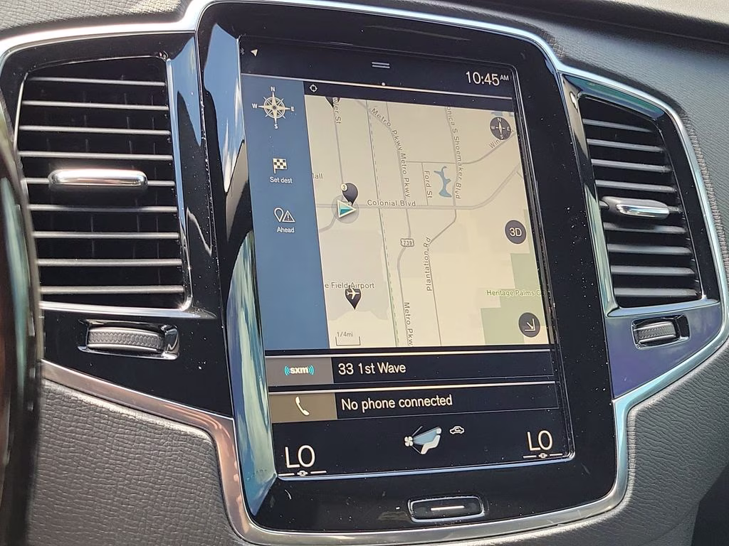 2018 Bright Silver Metallic Volvo XC90 Momentum FWD SUV