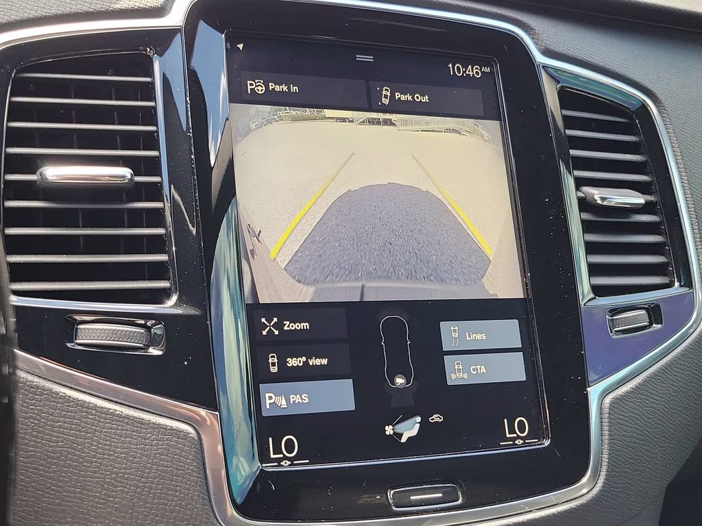 2018 Bright Silver Metallic Volvo XC90 Momentum FWD SUV