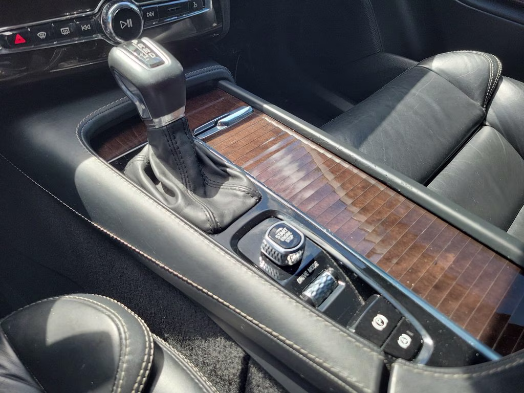 2018 Bright Silver Metallic Volvo XC90 Momentum FWD SUV