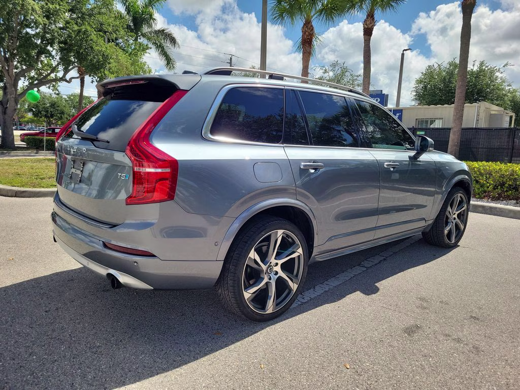 2018 Bright Silver Metallic Volvo XC90 Momentum FWD SUV