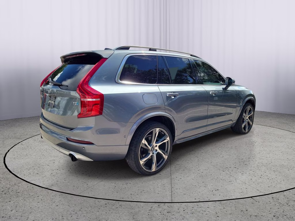 2018 Bright Silver Metallic Volvo XC90 Momentum FWD SUV