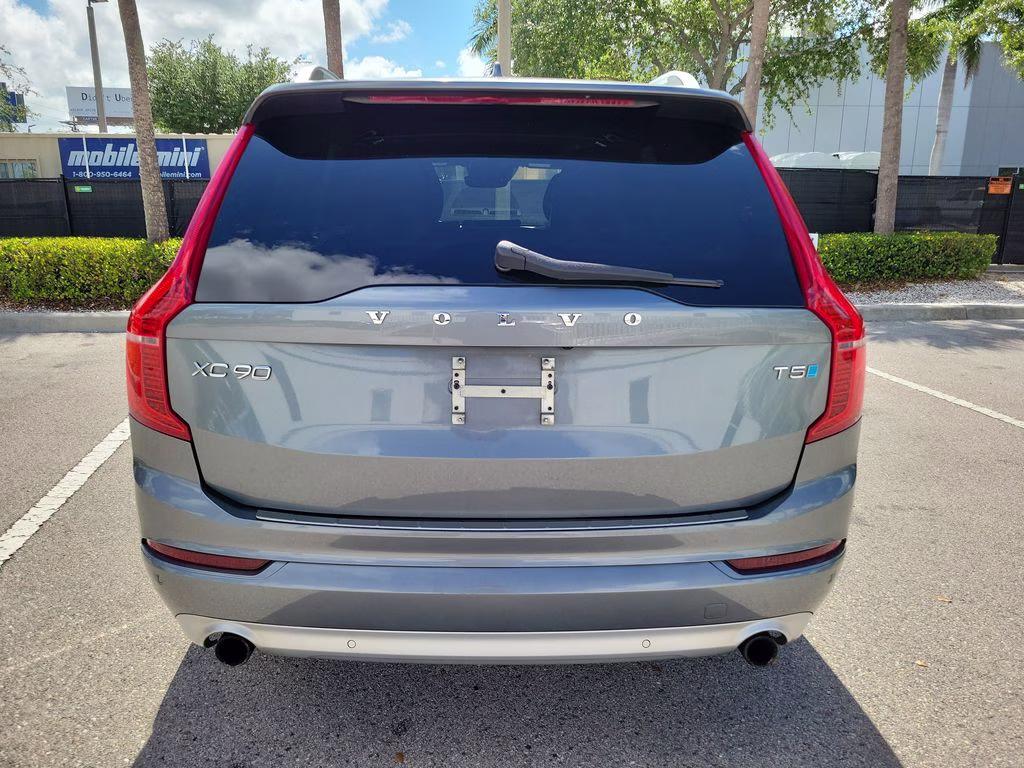 2018 Bright Silver Metallic Volvo XC90 Momentum FWD SUV