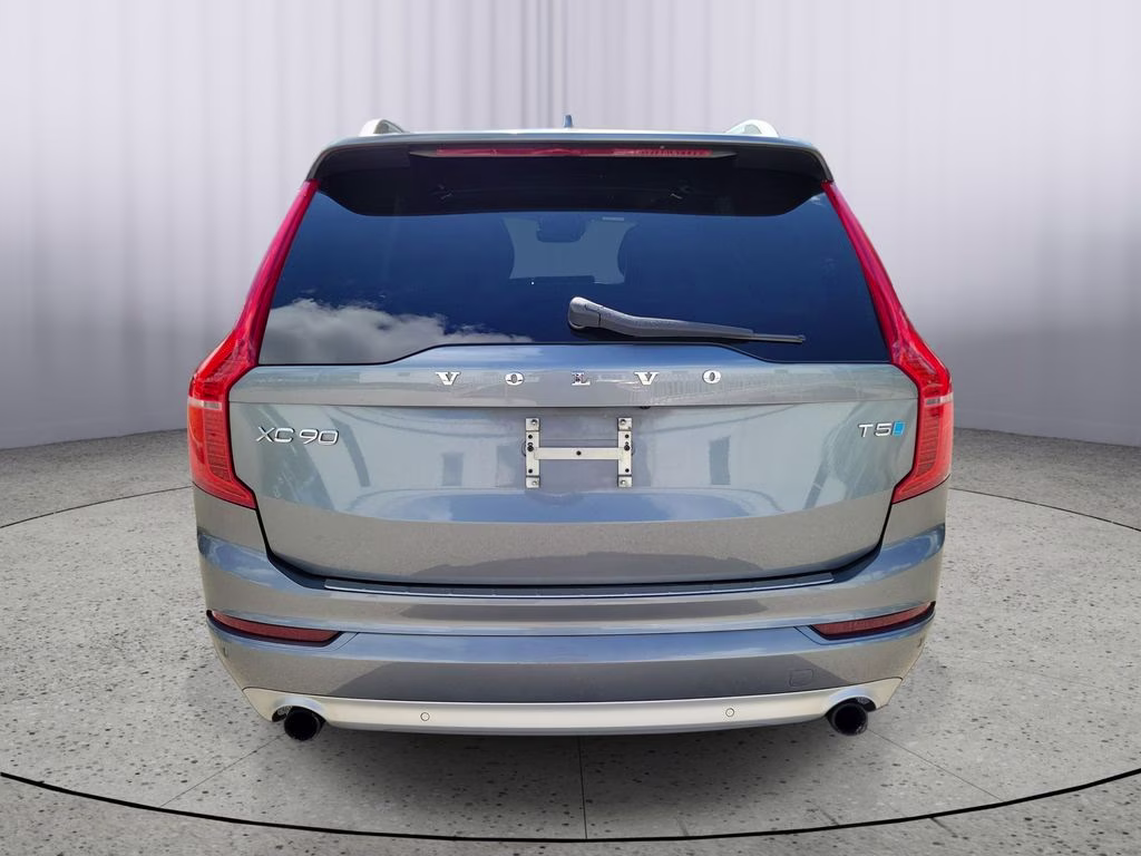 2018 Bright Silver Metallic Volvo XC90 Momentum FWD SUV