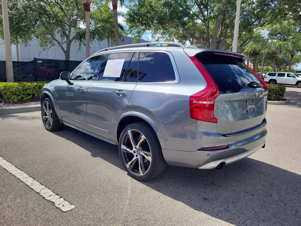 2018 Bright Silver Metallic Volvo XC90 Momentum FWD SUV
