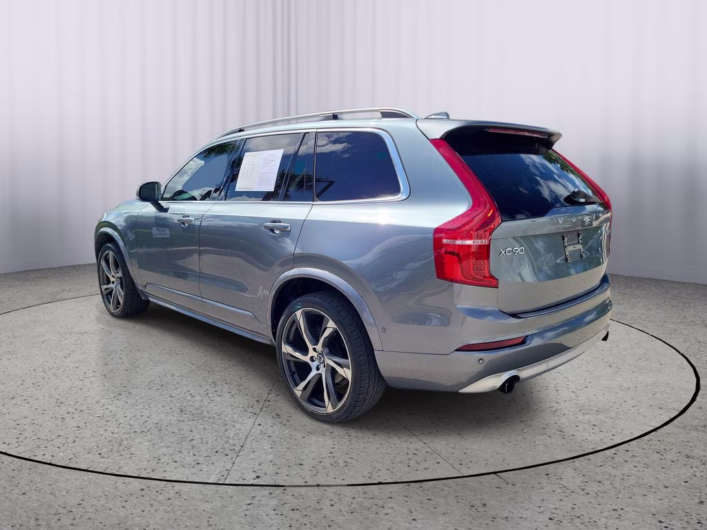 2018 Bright Silver Metallic Volvo XC90 Momentum FWD SUV