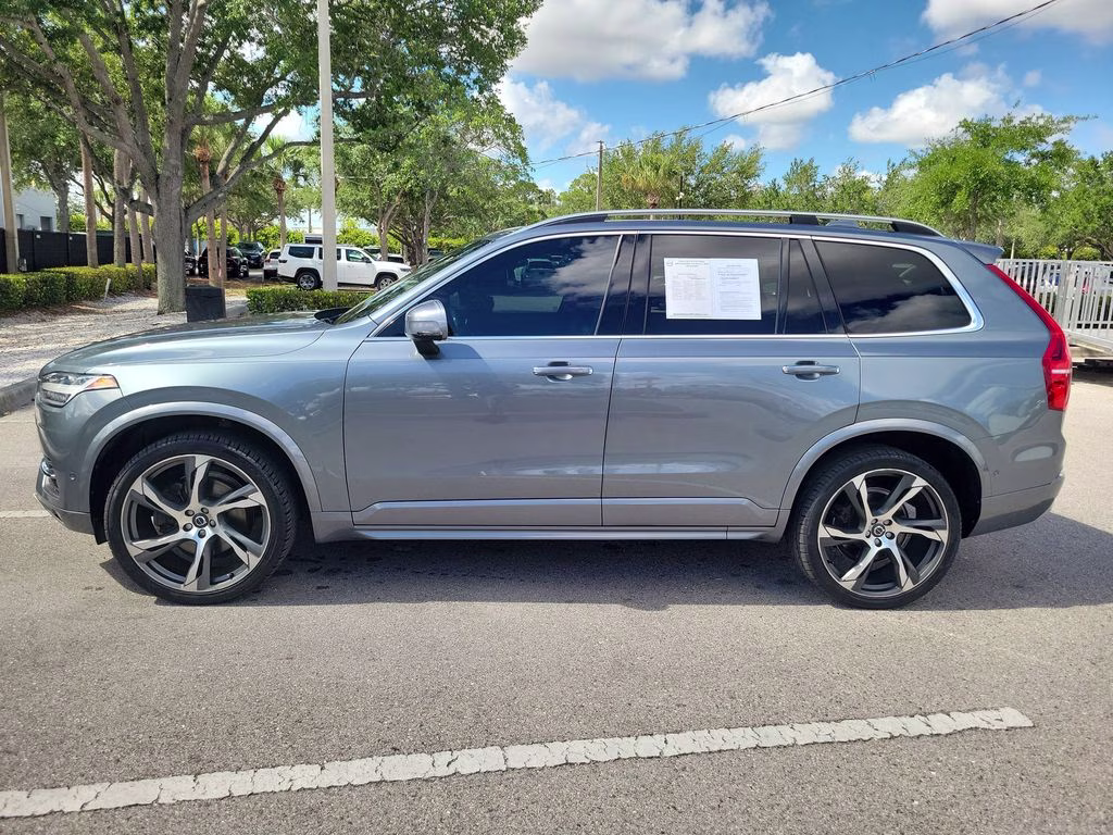 2018 Bright Silver Metallic Volvo XC90 Momentum FWD SUV