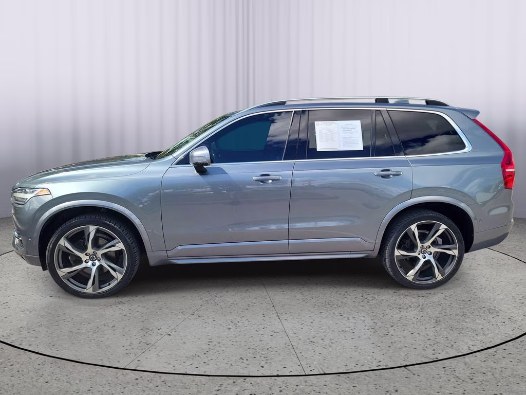 2018 Bright Silver Metallic Volvo XC90 Momentum FWD SUV