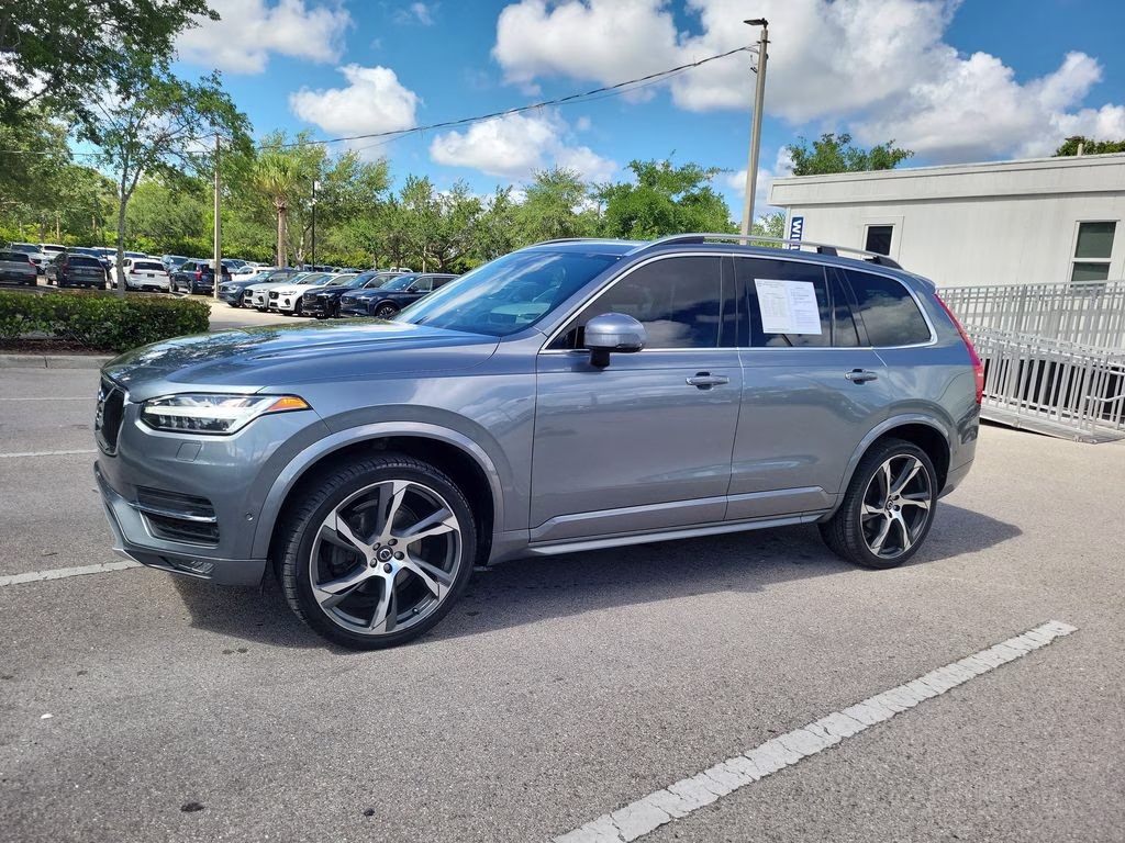 2018 Bright Silver Metallic Volvo XC90 Momentum FWD SUV