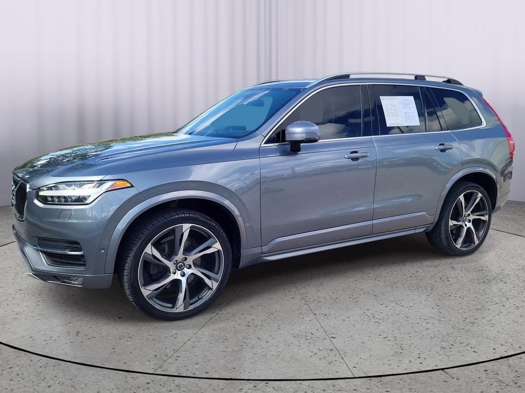 2018 Bright Silver Metallic Volvo XC90 Momentum FWD SUV