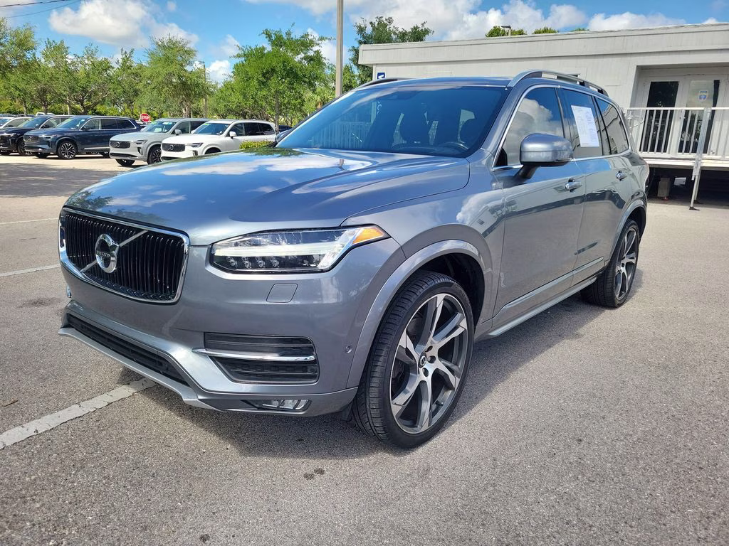 2018 Bright Silver Metallic Volvo XC90 Momentum FWD SUV