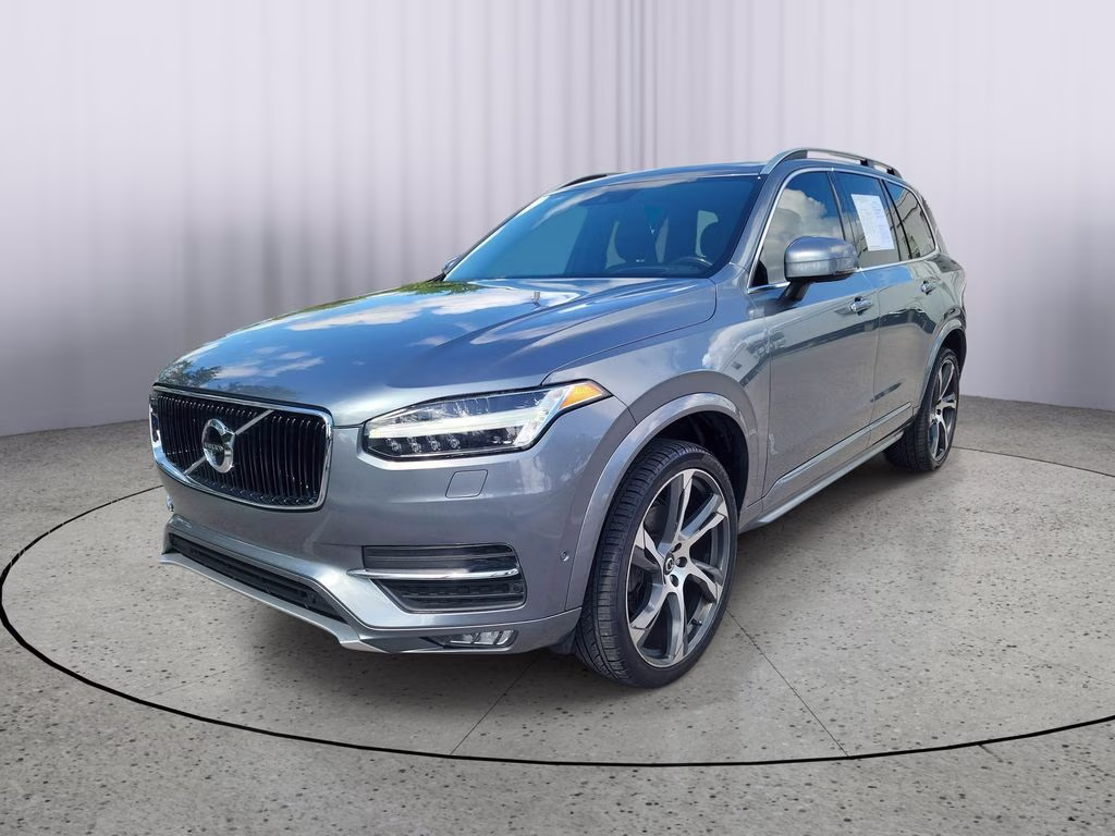 2018 Bright Silver Metallic Volvo XC90 Momentum FWD SUV