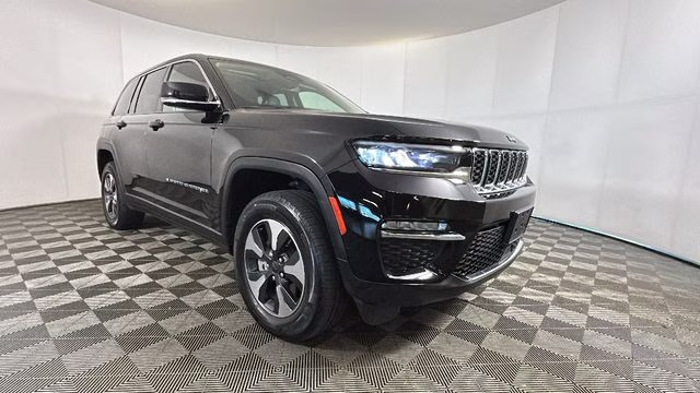 2023 Diamond Black Crystal Pearlcoat Jeep Grand Cherokee 4xe 4X4 SUV