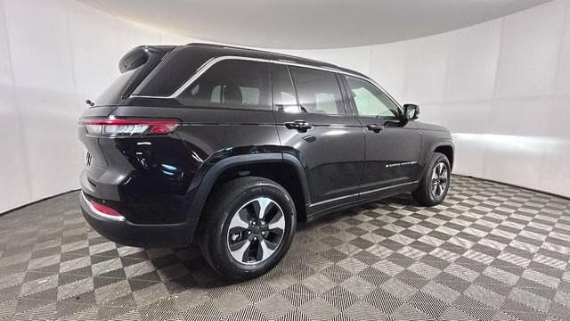 2023 Diamond Black Crystal Pearlcoat Jeep Grand Cherokee 4xe 4X4 SUV