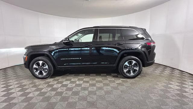 2023 Diamond Black Crystal Pearlcoat Jeep Grand Cherokee 4xe 4X4 SUV