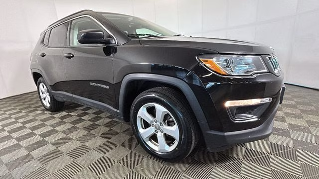 2017 Diamond Black Crystal Pearlcoat Jeep Compass Latitude 4X4 SUV