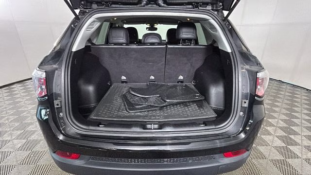 2017 Diamond Black Crystal Pearlcoat Jeep Compass Latitude 4X4 SUV