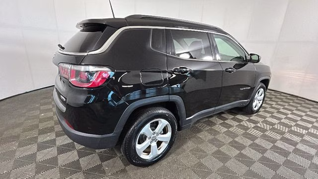 2017 Diamond Black Crystal Pearlcoat Jeep Compass Latitude 4X4 SUV
